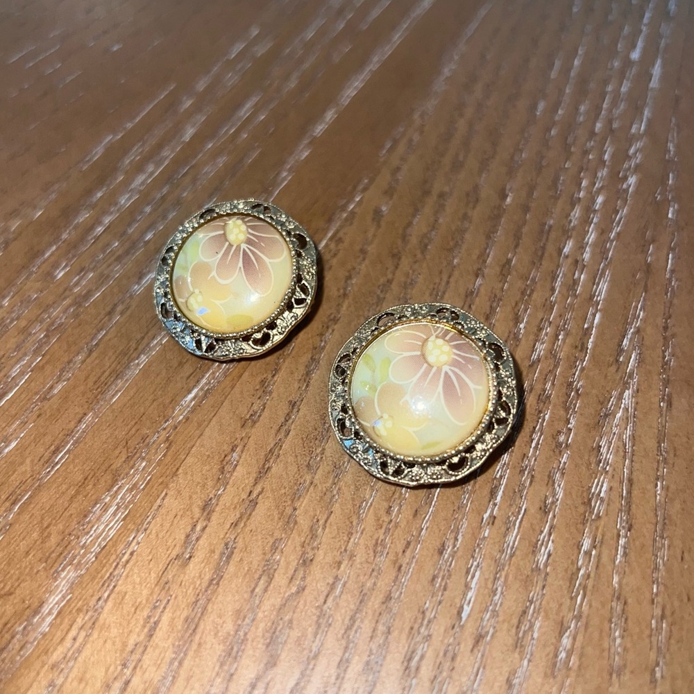 Vintage Gold Floral Clip On Earrings - Picture 3 of 6